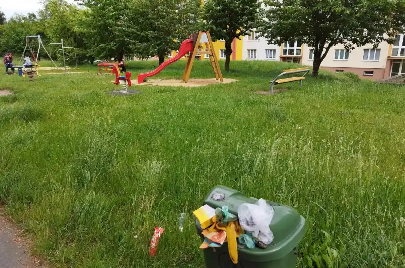 Neudržované dětské hřiště 