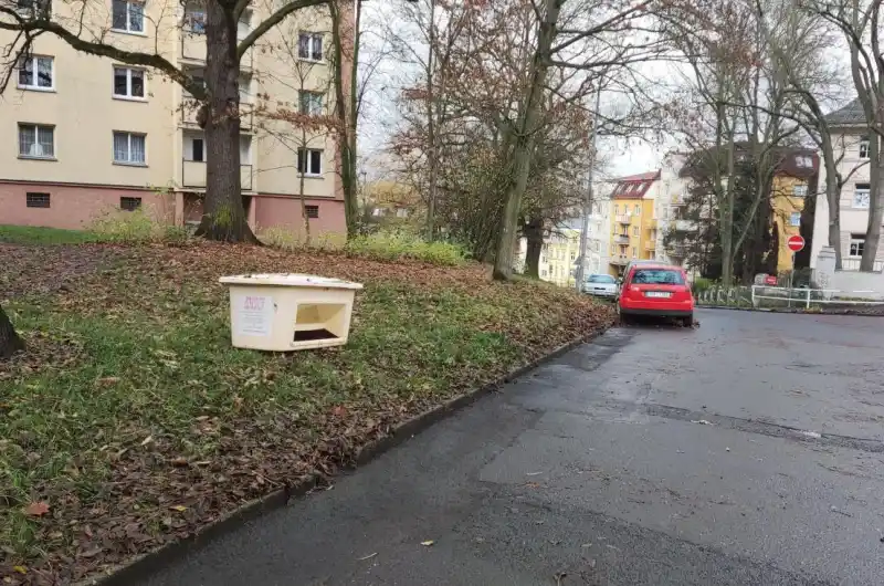 nevhodné umístění kontejneru na trávníku