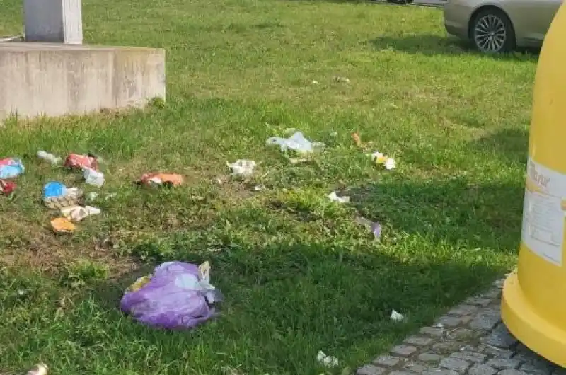 nepořádek u kontejnerů na ulici Plzeňská