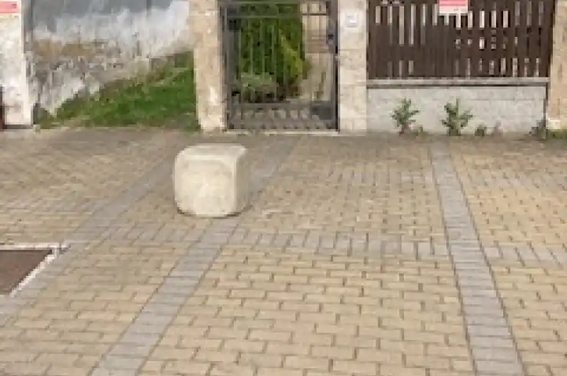 Překážející betonová kostka