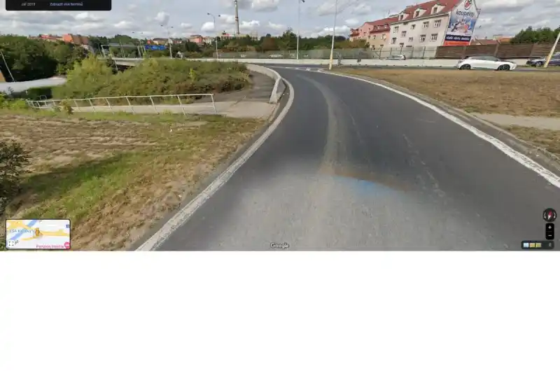 Pohled na křížení směrem k mostu