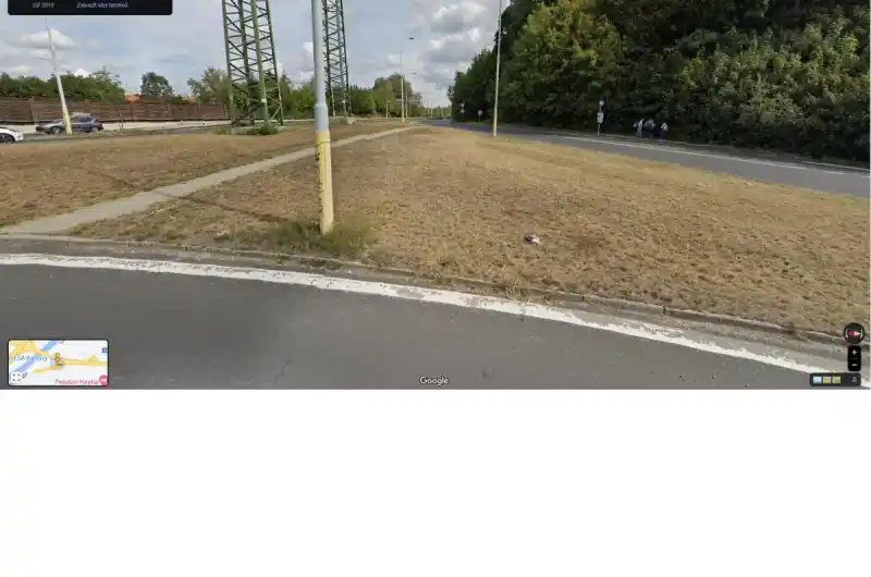 Pohled směrem k zastávce autobusu