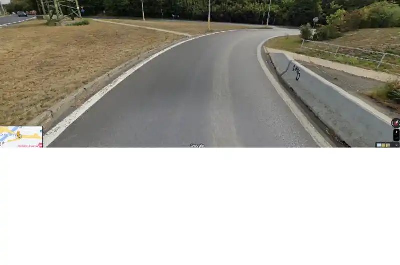 Pohled při sjezdu z mostu