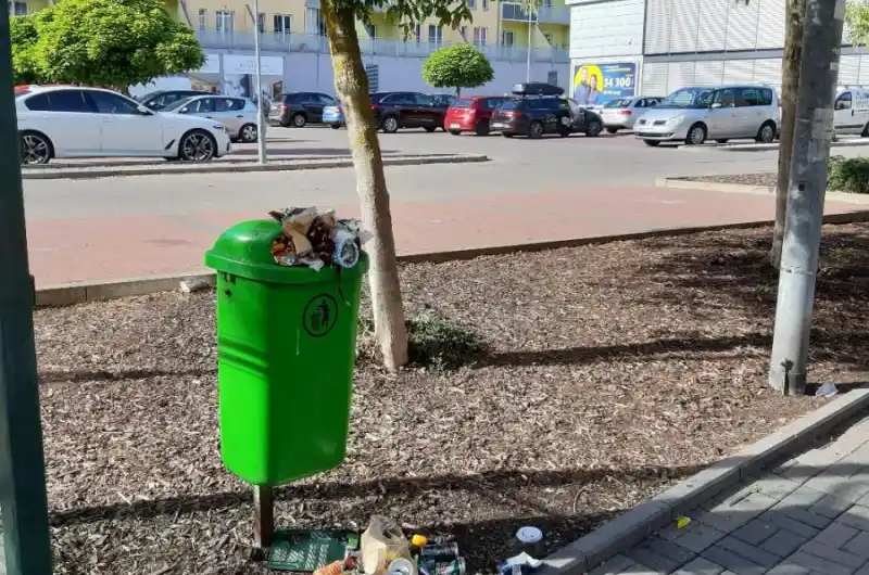všechny koše u centra vypadají takto...