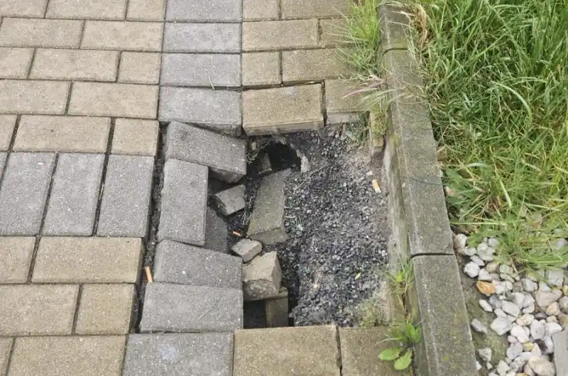díra v chodníku