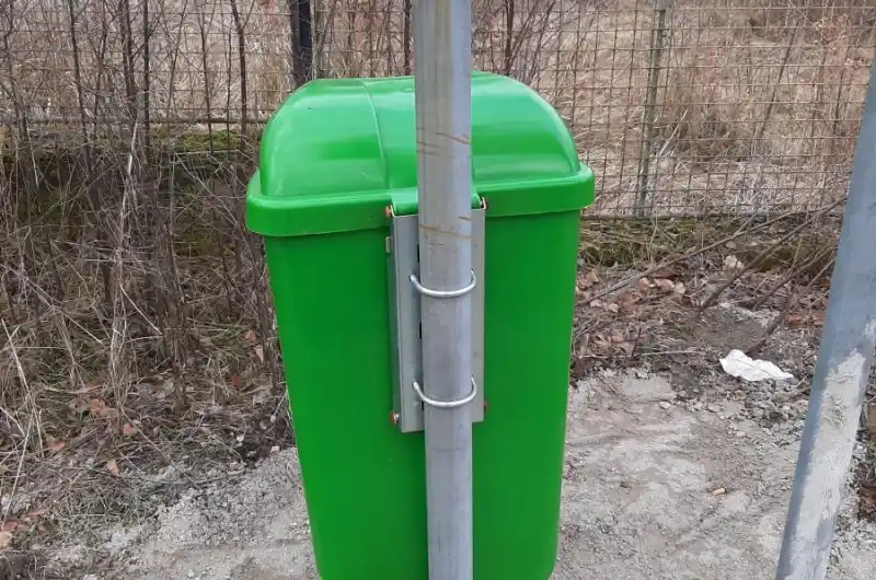 odpadkový koš na zastávce v Aleji směr Karlovy Vary -Sokolov