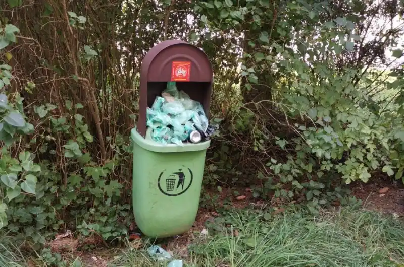 plný odpadkový koš