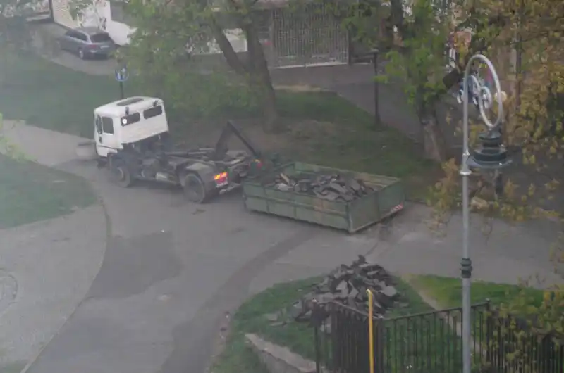 nepořádek spojený s pokládkou kabelů 