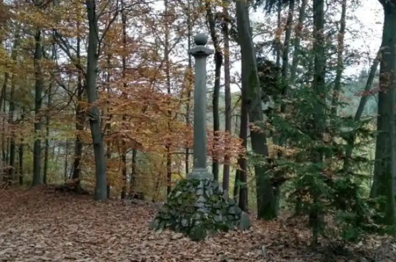 Pomník - mohyla
