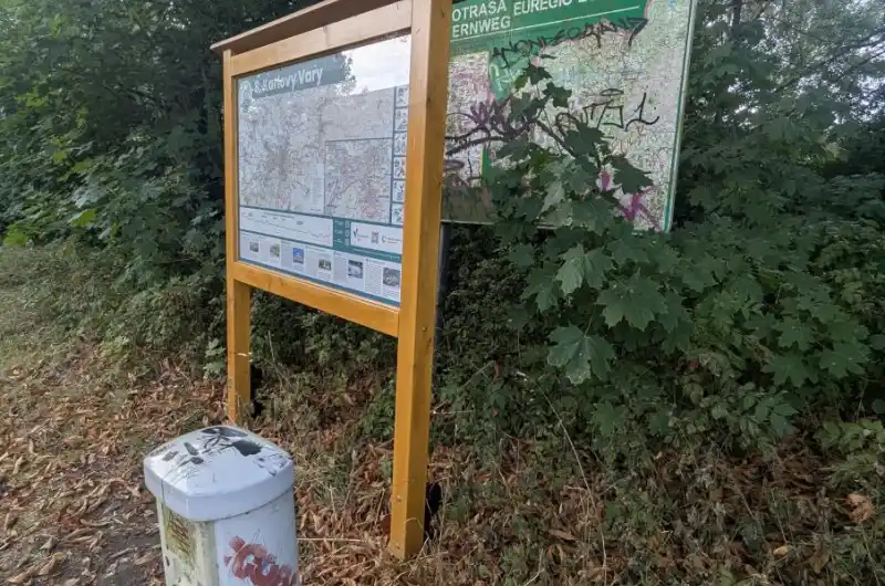 Vedle vstupu na lávku do Tuhnic