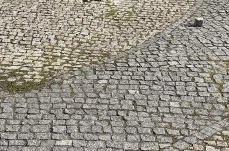 Vedle Vřídla u Slunečních hodin