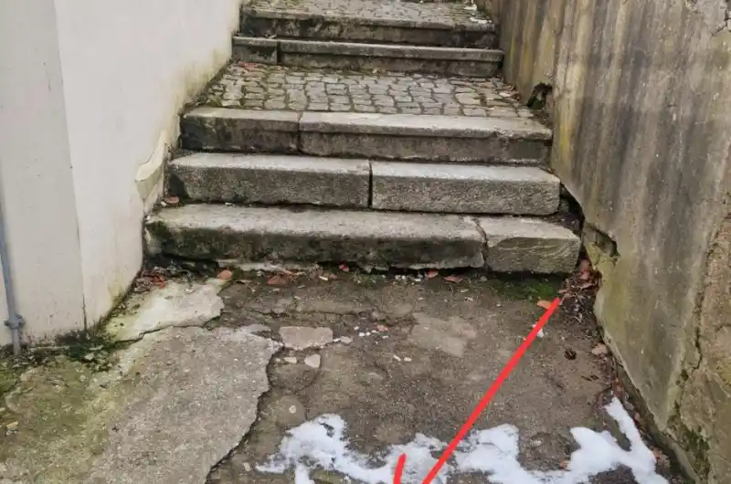 rozbitá mřížka