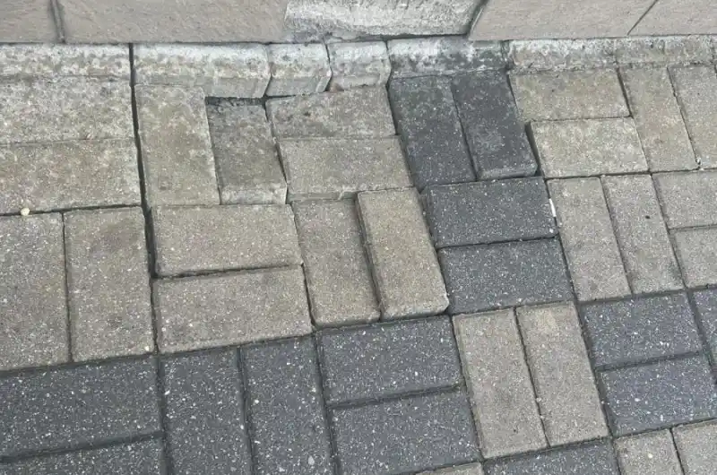 před vchodem 
