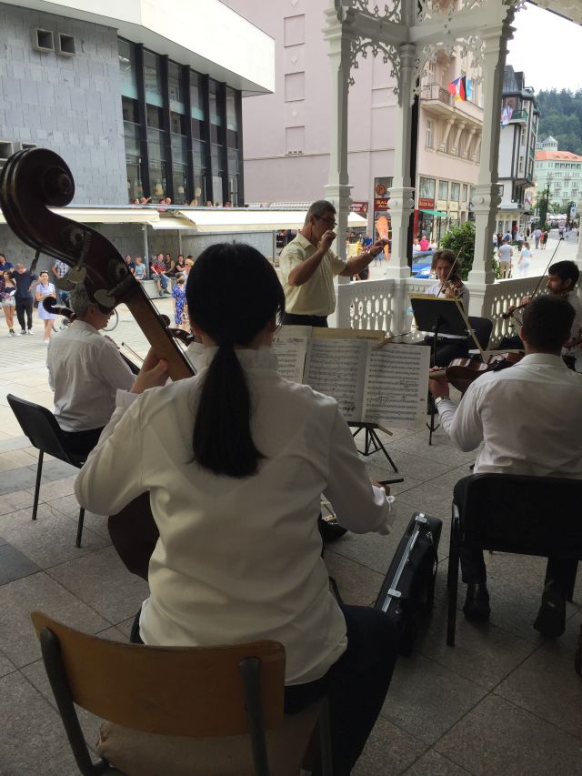  KONCERT NA TRŽNÍ KOLONÁDĚ V 15:00