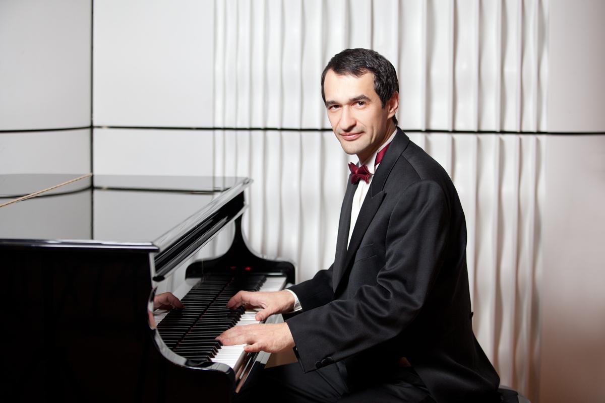 Adam Skoumal – klavír